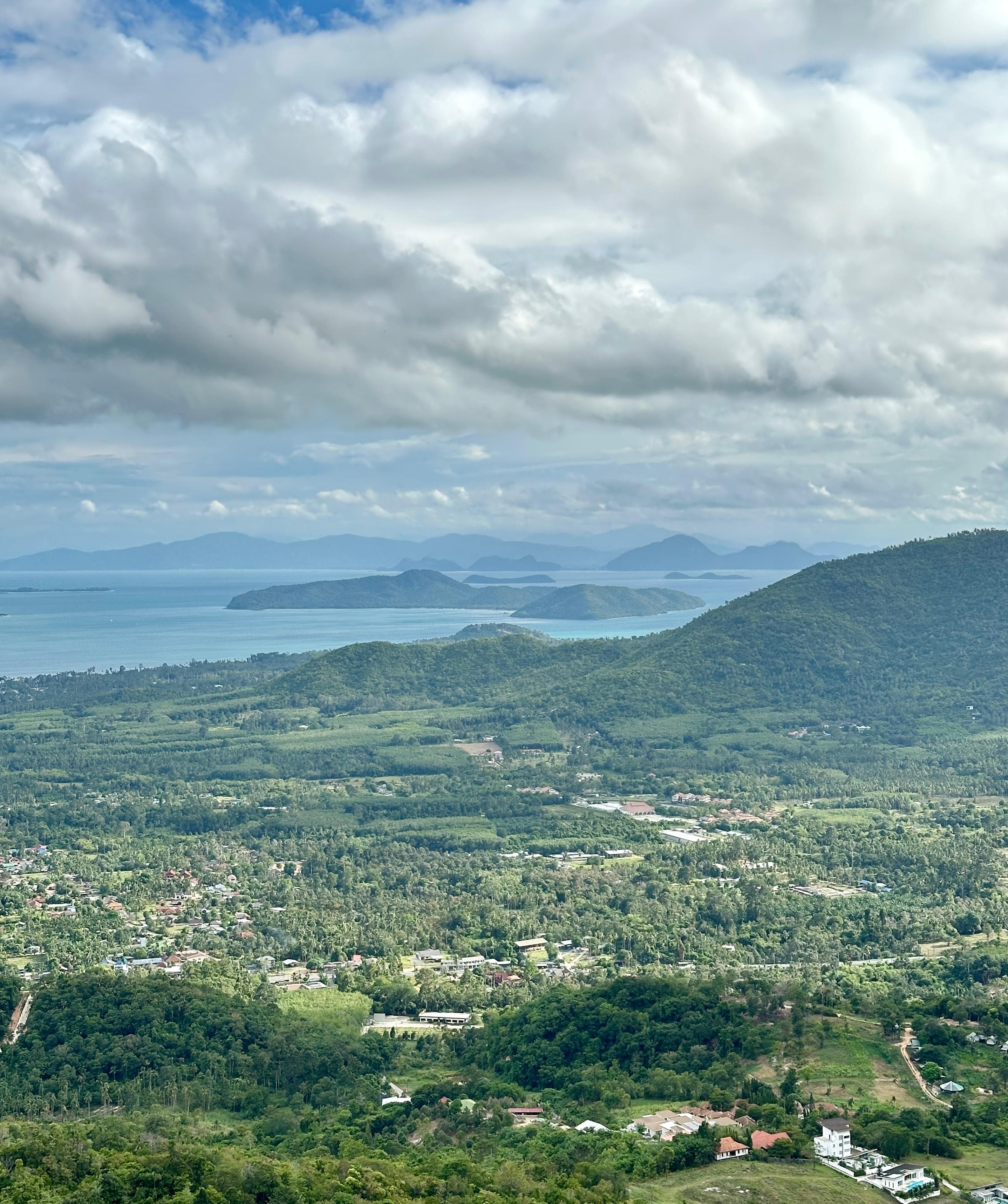 Widok z punktu widokowego na Koh Samui na zielone wzgórza, wybrzeże i wyspy na morzu